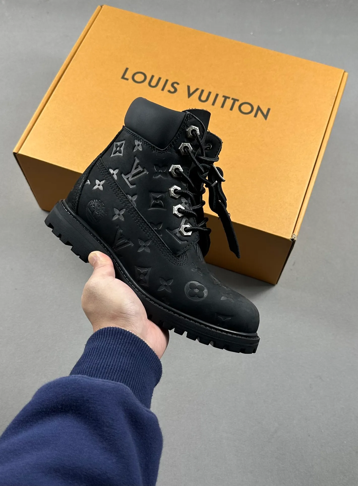 Local pick-up 💰1100 supports delivery. The same style of Jiaer is pure and original. Produced by Zhongshan Factory. Louis Vuitton As the first collaboration between the two parties, this shoe redefines the classic design of Timberland's 6-inch rhubarb boots. Timberland/Timberland's 6-inch full-print presbyopic rhubarb boots pay homage to the classic yellow boot shape of the 1996 Grandmaster Flash. Original hardware molded lace buckles. Newly upgraded top-notch craftsmanship. OEM by Zhongshan factory. Original imported leather - independent private mold outsole, correct logo, non-market wrong version. Original and consistent full-grain nubuck leather collar, all-cow lining, brand new original packaging shoe box, exclusive supply to the market, official item number: 1AD7YN, size: 35 36 37 38 39 40 41 42 43 44 45 46